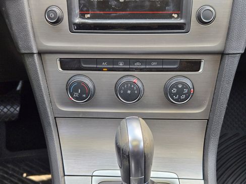 Used 2016 Volkswagen Golf 4-Door FWD image 9