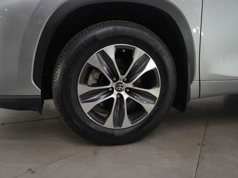 Used 2023 Toyota Highlander XLE image 25