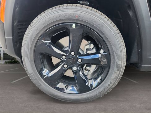 New 2026 Jeep Grand Cherokee L Limited w/ Limited Altitude Package AWD/4WD image 10