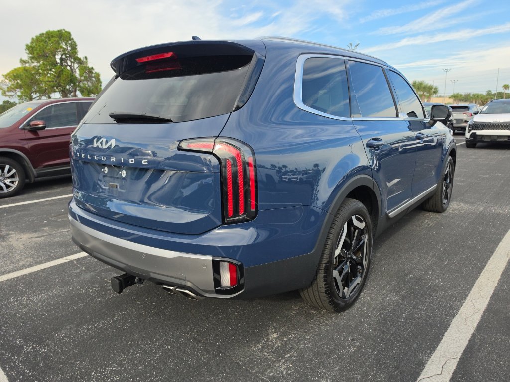 Certified 2025 Kia Telluride EX w/ EX Captain's Chair Package FWD image 17