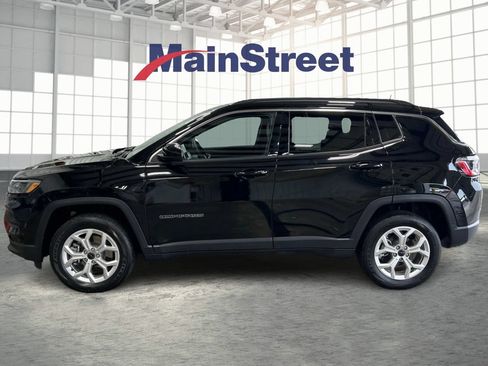 Used 2025 Jeep Compass Latitude w/ Convenience Group AWD/4WD image 2