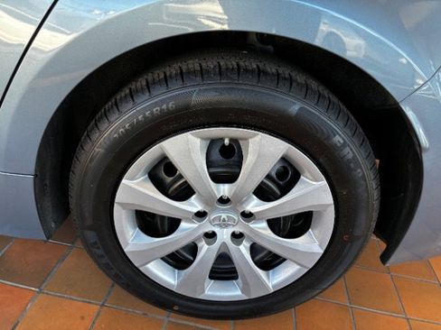 Used 2021 Toyota Corolla LE image 14