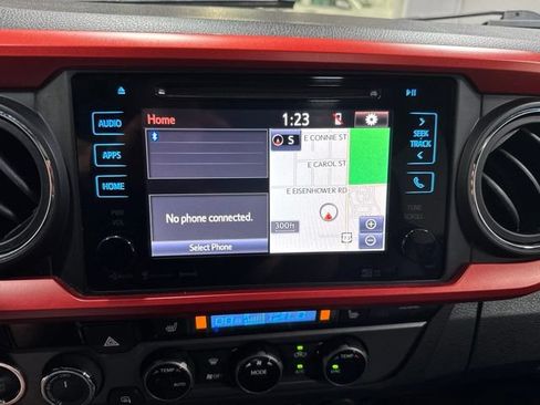 Used 2018 Toyota Tacoma SR5 AWD/4WD image 19
