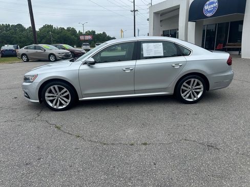 Used 2018 Volkswagen Passat 3.6 SEL Premium FWD image 2