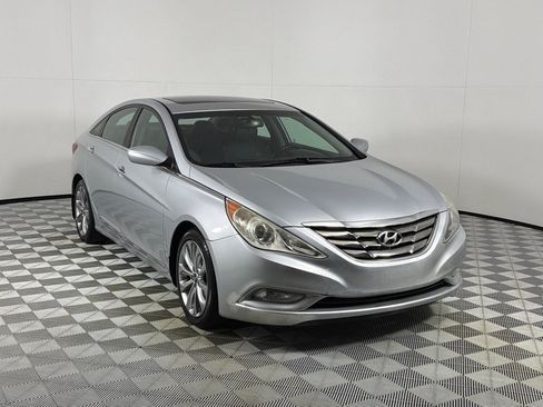 Used 2013 Hyundai Sonata SE w/ Navigation & Sunroof Pkg FWD image 3