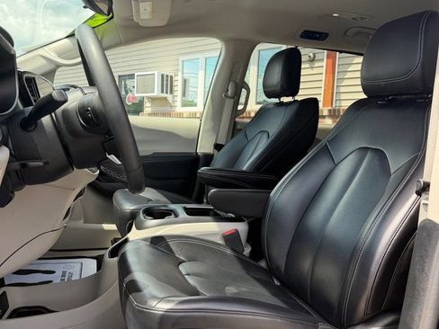 Used 2024 Chrysler Pacifica Touring-L FWD image 30