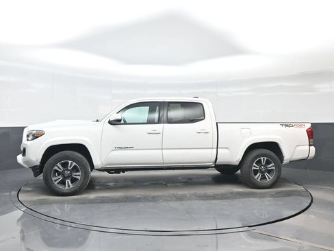 Used 2019 Toyota Tacoma TRD Sport AWD/4WD image 3