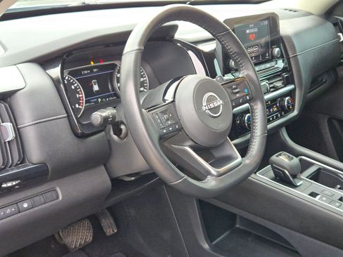 Used 2023 Nissan Pathfinder SV image 10