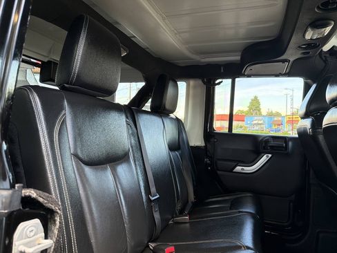 Used 2015 Jeep Wrangler Unlimited Rubicon w/ Dual Top Group AWD/4WD image 22