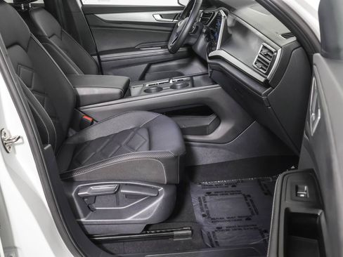 Used 2025 Volkswagen Atlas Cross Sport SE FWD image 43