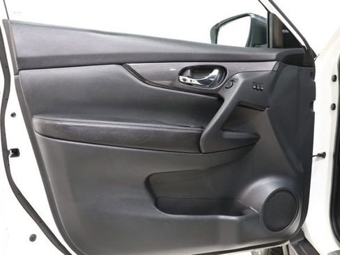 Used 2018 Nissan Rogue SV w/ Premium Package image 19