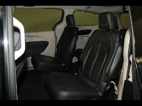 Used 2018 Chrysler Pacifica Touring-L w/ Premium Audio Group FWD image 17