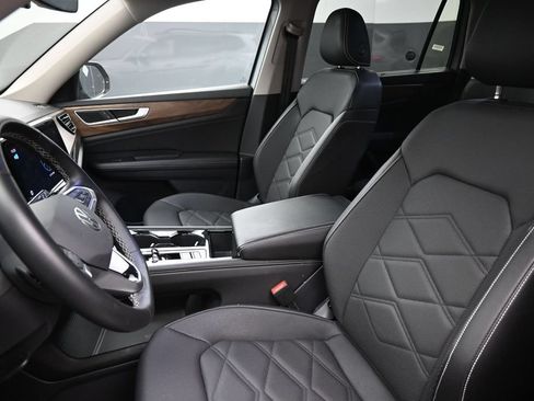 Used 2025 Volkswagen Atlas SE FWD image 11