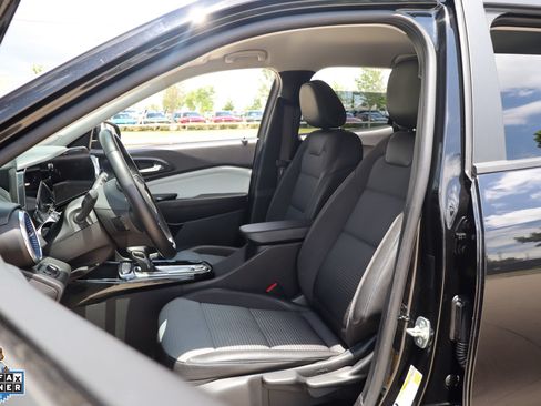 Used 2025 Chevrolet Trax LT w/ LT Convenience Package FWD image 11
