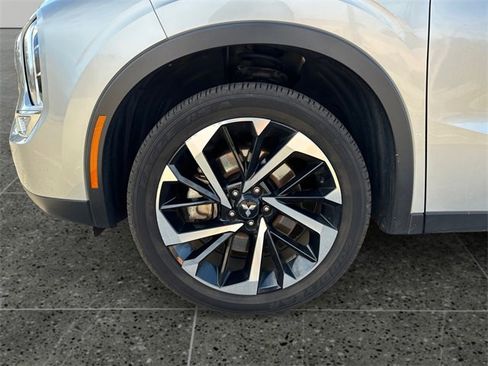 Used 2024 Mitsubishi Outlander SE image 14