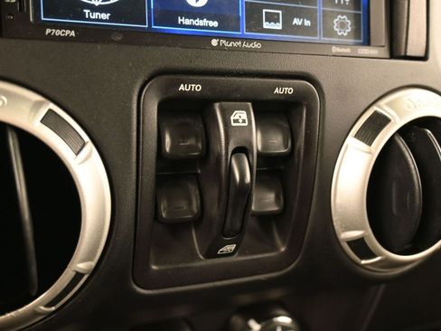 Used 2018 Jeep Wrangler Unlimited Sahara w/ Connectivity Group image 19