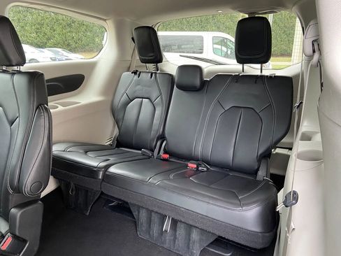 Used 2023 Chrysler Pacifica Touring-L FWD image 30
