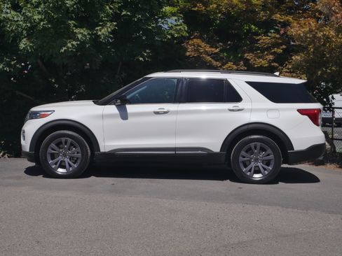 Certified 2023 Ford Explorer XLT w/ Equipment Group 202A AWD/4WD image 17
