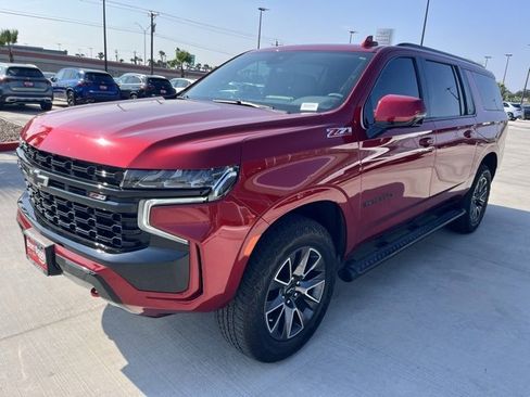 Used 2023 Chevrolet Suburban Z71 w/ Luxury Package image 3