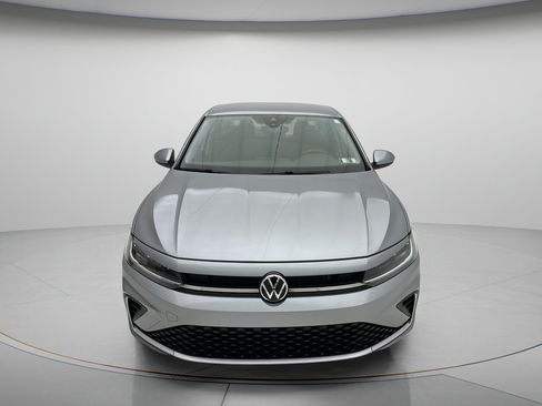 Used 2025 Volkswagen Jetta SE FWD image 2
