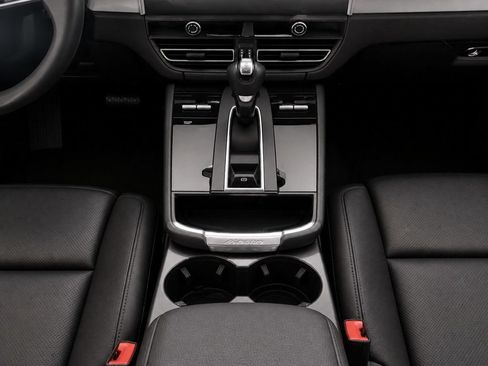 Used 2024 Porsche Macan AWD/4WD image 17