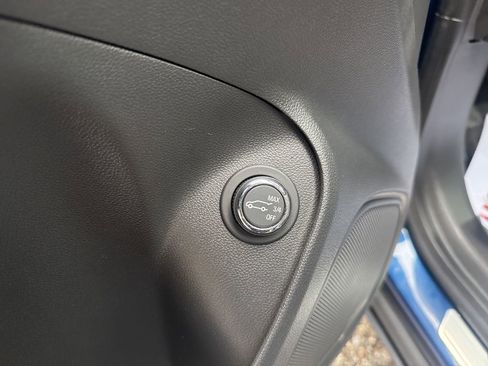 Used 2023 Buick Encore GX Essence w/ Experience Buick Package image 12