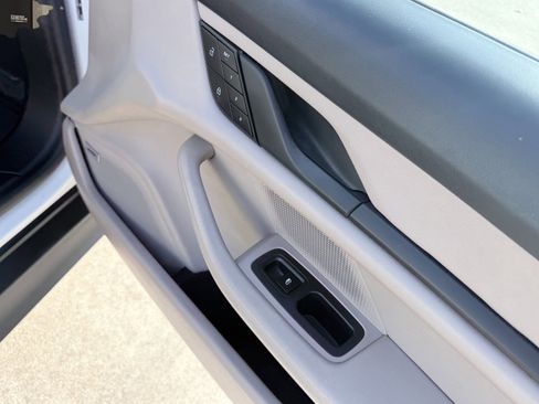 Used 2022 Porsche Taycan image 48