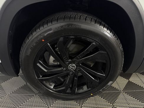 Used 2023 Volkswagen Atlas SE w/ Black Wheel Package FWD image 12