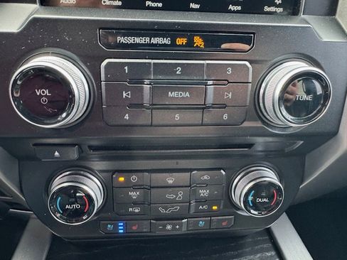 Used 2018 Ford F150 Platinum w/ Equipment Group 701A Luxury image 19