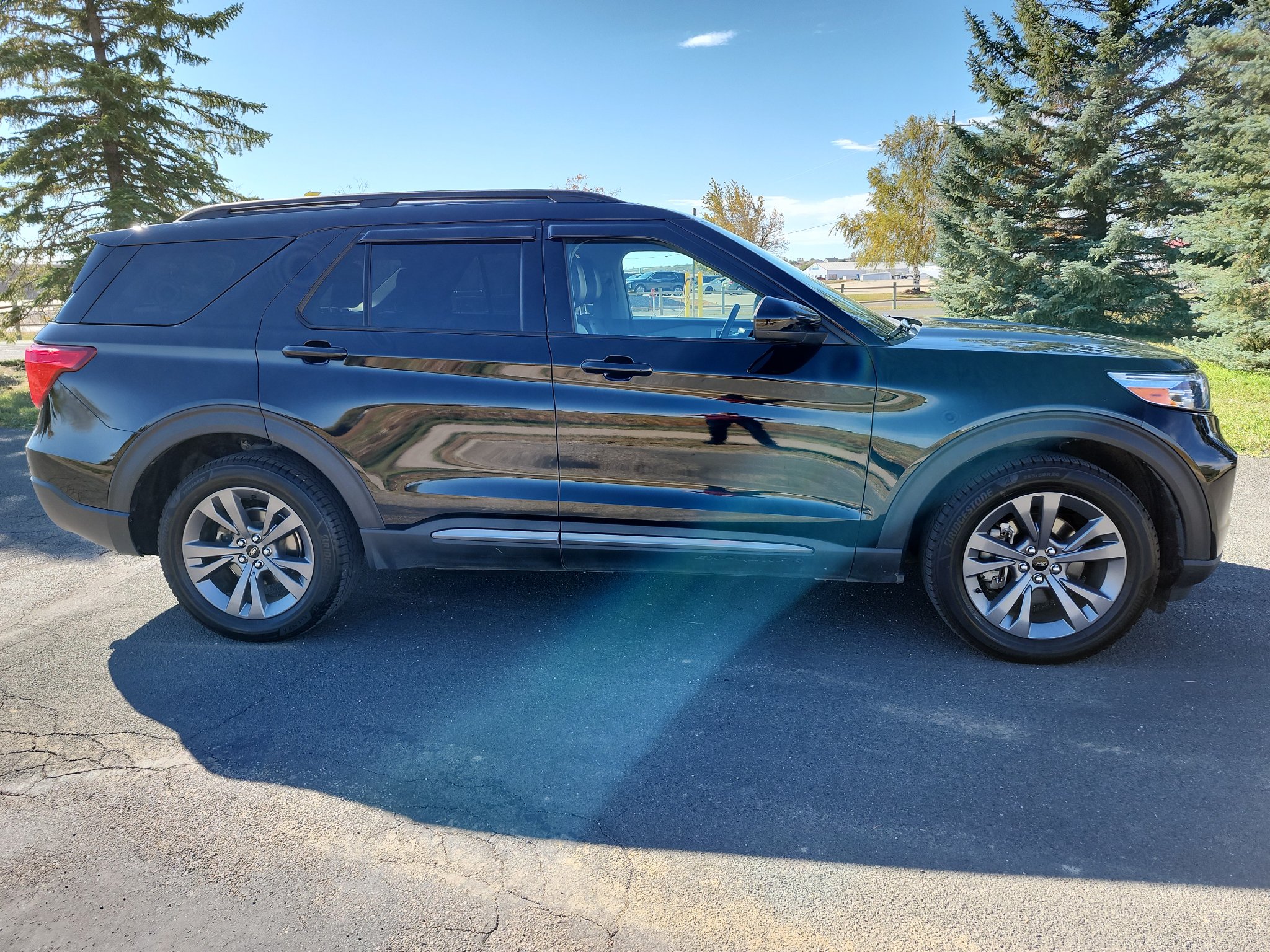 Used 2023 Ford Explorer XLT w/ XLT Sport Appearance Package AWD/4WD image 2