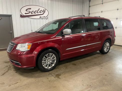 Used 2015 Chrysler Town & Country Touring-L image 1