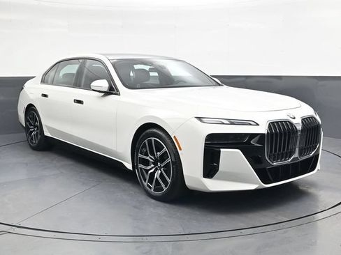 Used 2024 BMW 740i xDrive AWD/4WD image 2