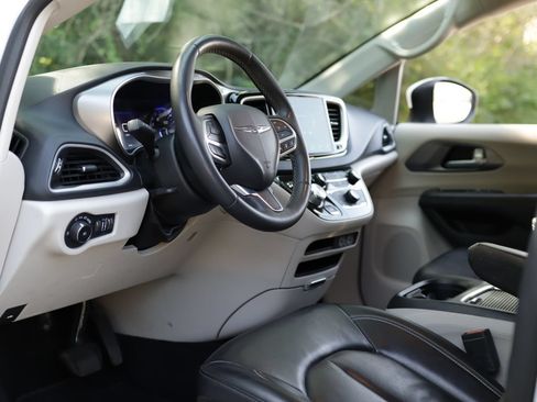 Used 2023 Chrysler Pacifica Touring-L FWD image 9
