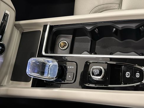 New 2026 Volvo XC60 B5 Ultra w/ Climate Package image 19