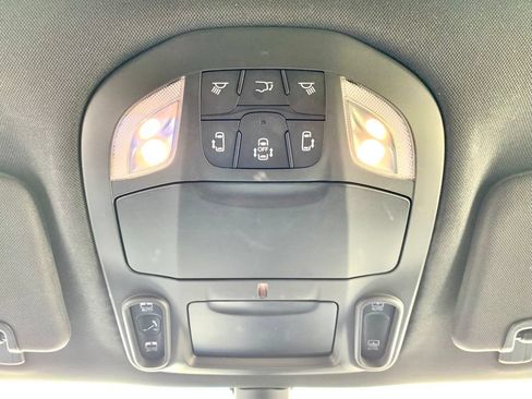 Used 2025 Chrysler Pacifica Limited FWD image 16
