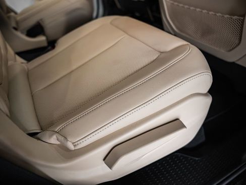 New 2025 Jeep Grand Cherokee L Limited w/ Luxury Tech Group II image 32