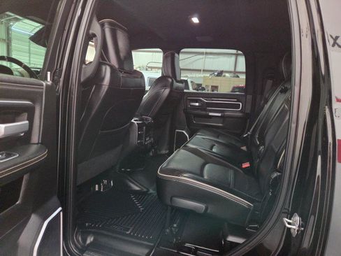 Used 2019 RAM 2500 Laramie w/ Black Appearance Package AWD/4WD image 10