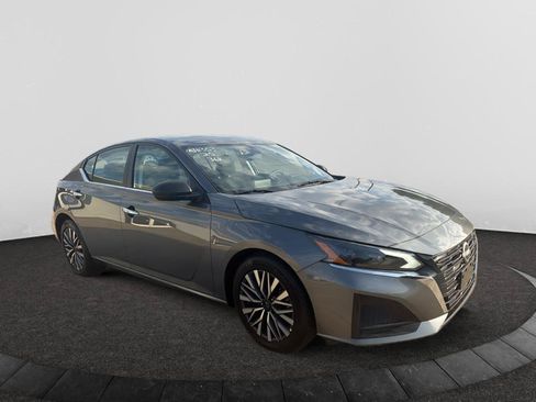 Used 2025 Nissan Altima 2.5 SV FWD image 3