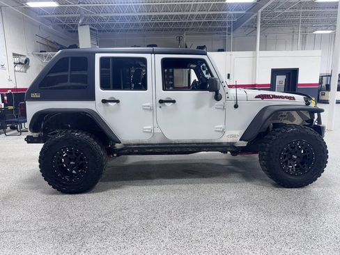 Used 2015 Jeep Wrangler Unlimited Rubicon w/ Connectivity Group AWD/4WD image 5
