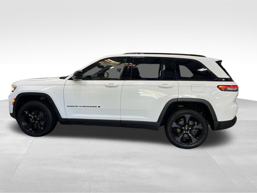 Used 2023 Jeep Grand Cherokee Altitude AWD/4WD image 2