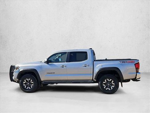Used 2018 Toyota Tacoma TRD Off-Road AWD/4WD image 9