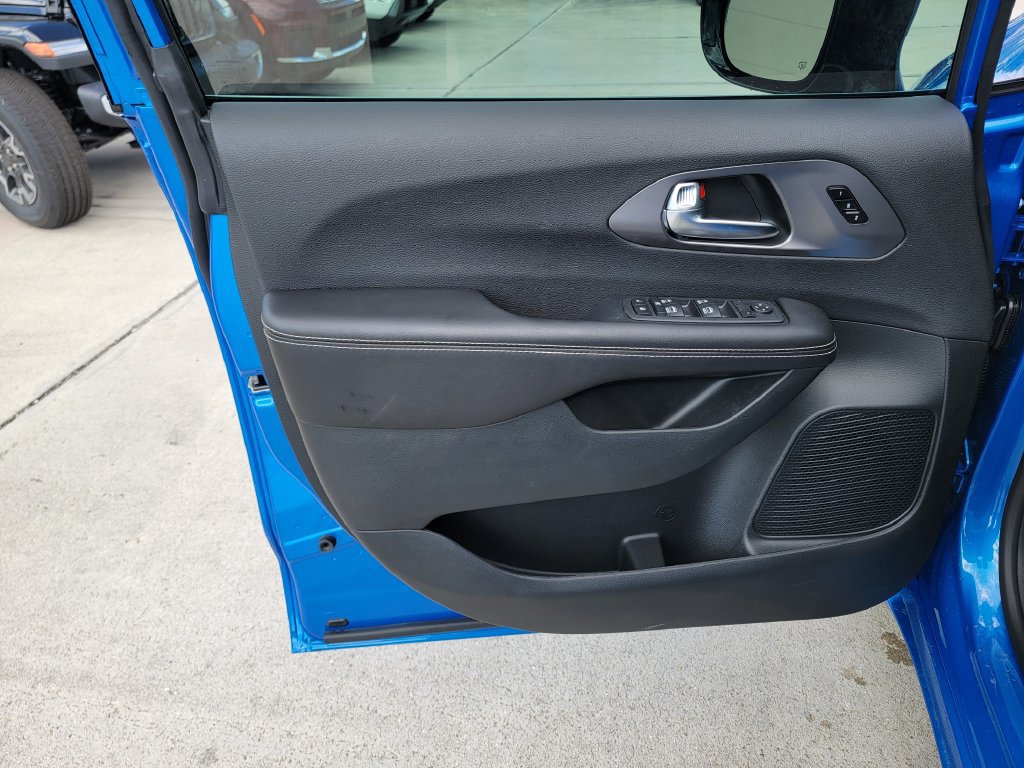New 2026 Chrysler Pacifica Select FWD image 9