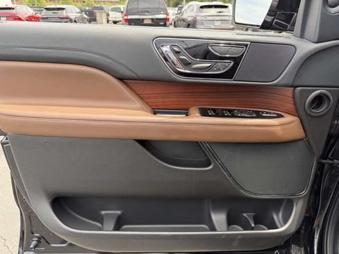 Used 2023 Lincoln Navigator Reserve w/ Monochromatic Package AWD/4WD image 16