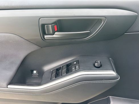 Used 2022 Toyota Highlander LE image 26