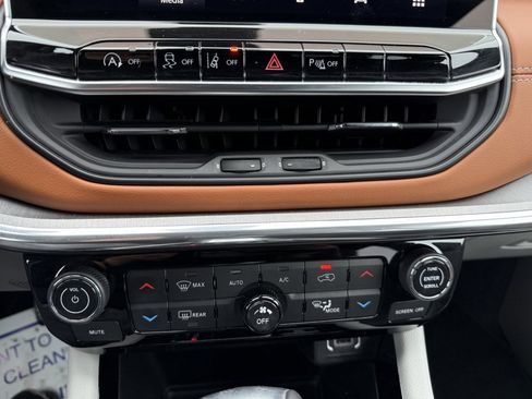 Used 2023 Jeep Compass Limited image 23