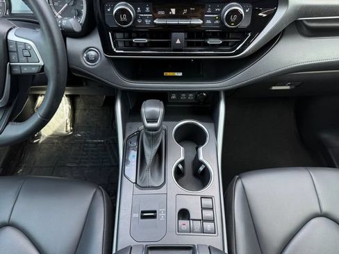Used 2023 Toyota Highlander XLE FWD image 12