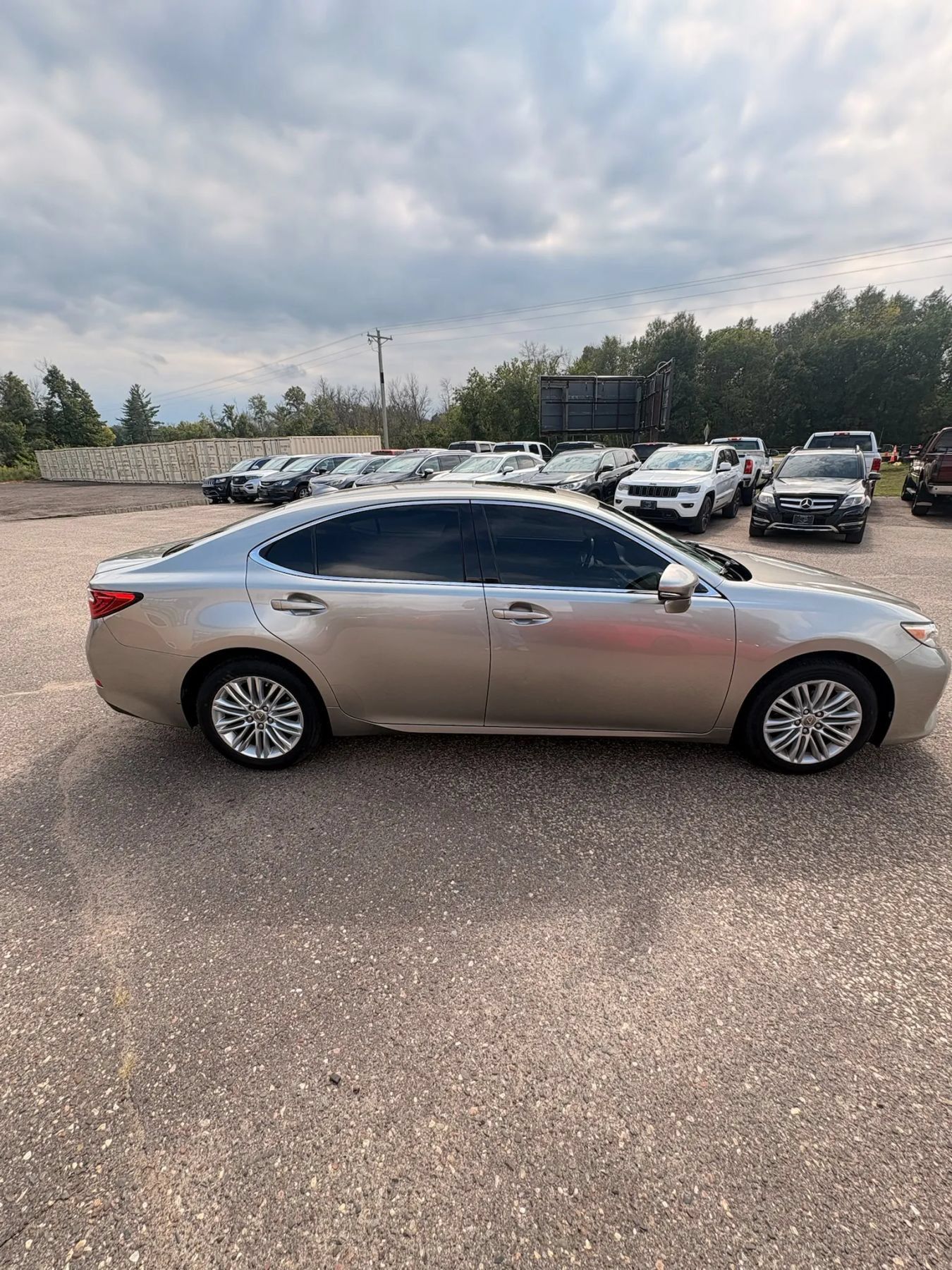 Used 2015 Lexus ES 350 w/ Luxury Package FWD image 4