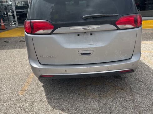 Used 2020 Chrysler Pacifica Touring-L Plus w/ Tire & Wheel Group FWD image 8