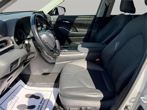 Used 2020 Toyota Highlander XLE image 17
