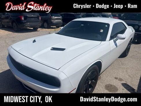 Used 2016 Dodge Challenger SXT RWD image 1